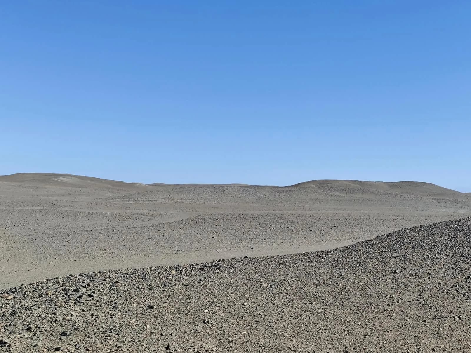 Reconocimiento de campo: terreno eriazo con lomas